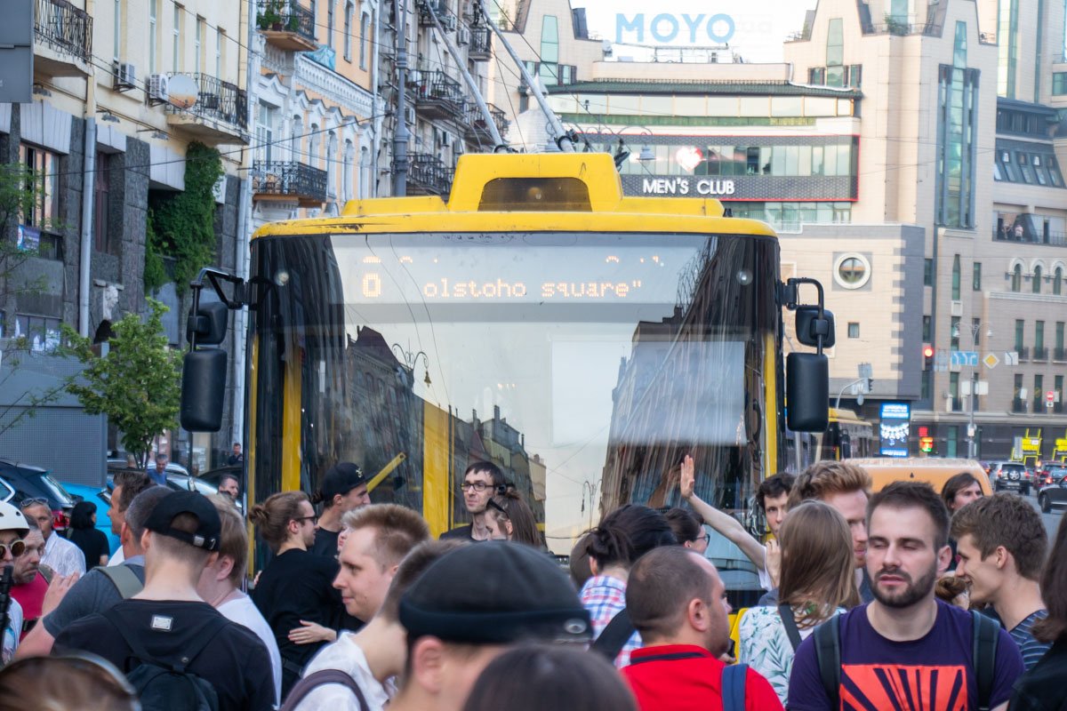 Вечером возле кинотеатра "Киев" активисты полностью заблокировали Большую Васильковскую Вечером возле кинотеатра "Киев" активисты полностью заблокировали Большую Васильковскую
