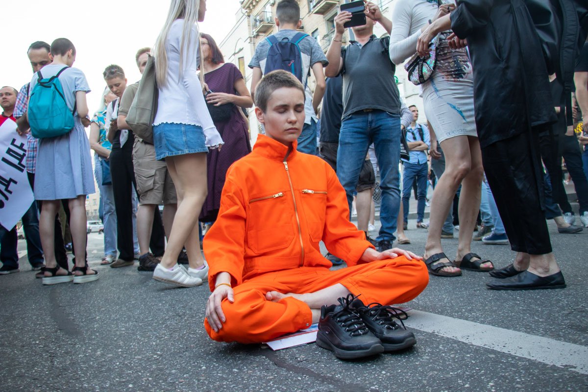 Некоторые участники акции прерывали движение транспорта в центре, не отрываясь от медитации Некоторые участники акции прерывали движение транспорта в центре, не отрываясь от медитации