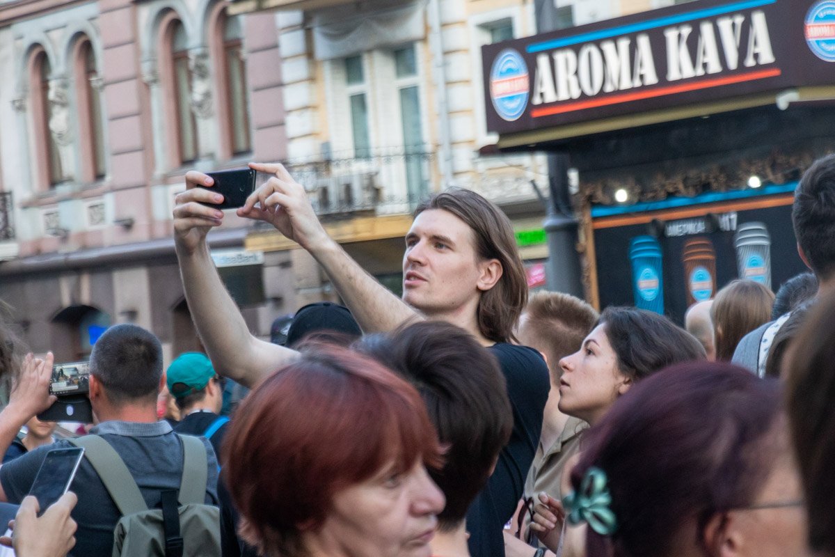 По словам активистов, они требуют разблокировать работу кинотеатра По словам активистов, они требуют разблокировать работу кинотеатра