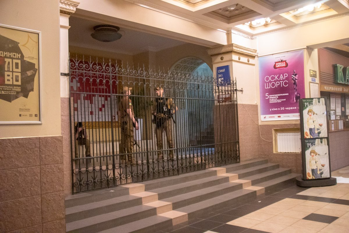 А в помещении тем временем находятся представители КГГА и Муниципальная охрана А в помещении тем временем находятся представители КГГА и Муниципальная охрана