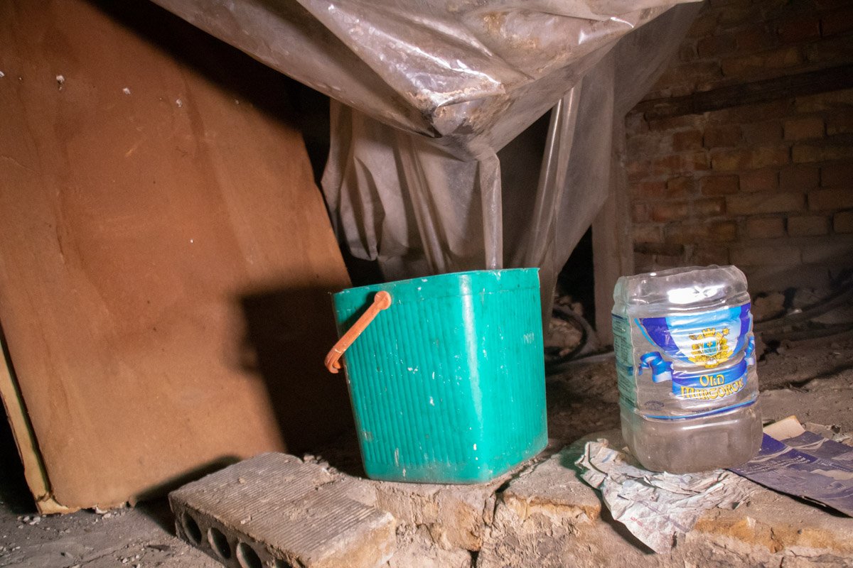 А вот крыша и чердак кинотеатра выглядят не слишком оптимистично. Вот так, судя по всему, здесь боролись с дождями А вот крыша и чердак кинотеатра выглядят не слишком оптимистично. Вот так, судя по всему, здесь боролись с дождями