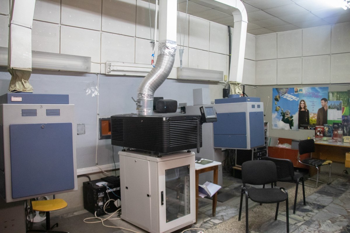 Проекторная также выглядит не очень хорошо, но хотя бы не в аварийном состоянии Проекторная также выглядит не очень хорошо, но хотя бы не в аварийном состоянии