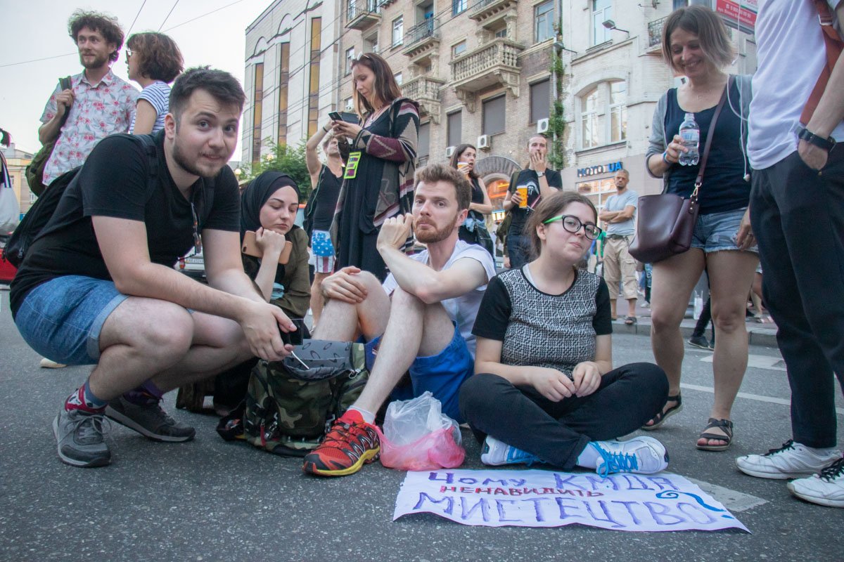 А тем временем на дороге сидят активисты. Они пропускают скорые - но на этом все А тем временем на дороге сидят активисты. Они пропускают скорые - но на этом все