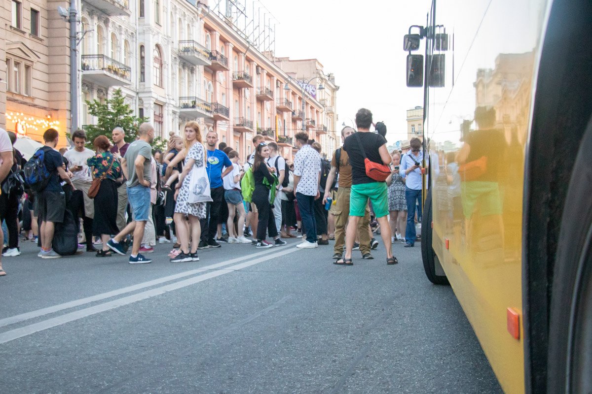 Общественный транспорт также не может проехать по Большой Васильковской Общественный транспорт также не может проехать по Большой Васильковской