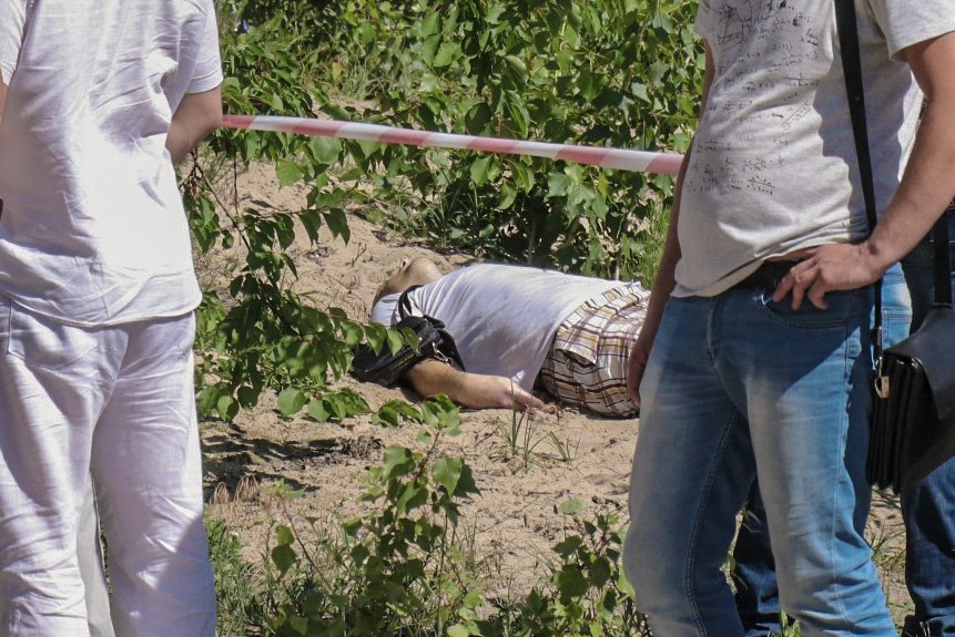 Погибший лежал в кустах с окровавленной головой. На вид мужчине около 30-35 лет