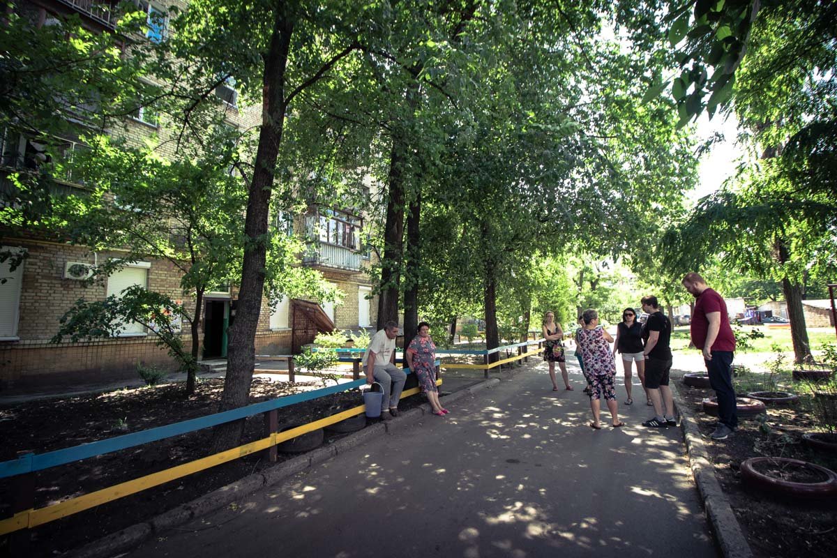 Местные жители собрались, чтобы рассказать Информатору, как им живется с такими запахами в подъезде