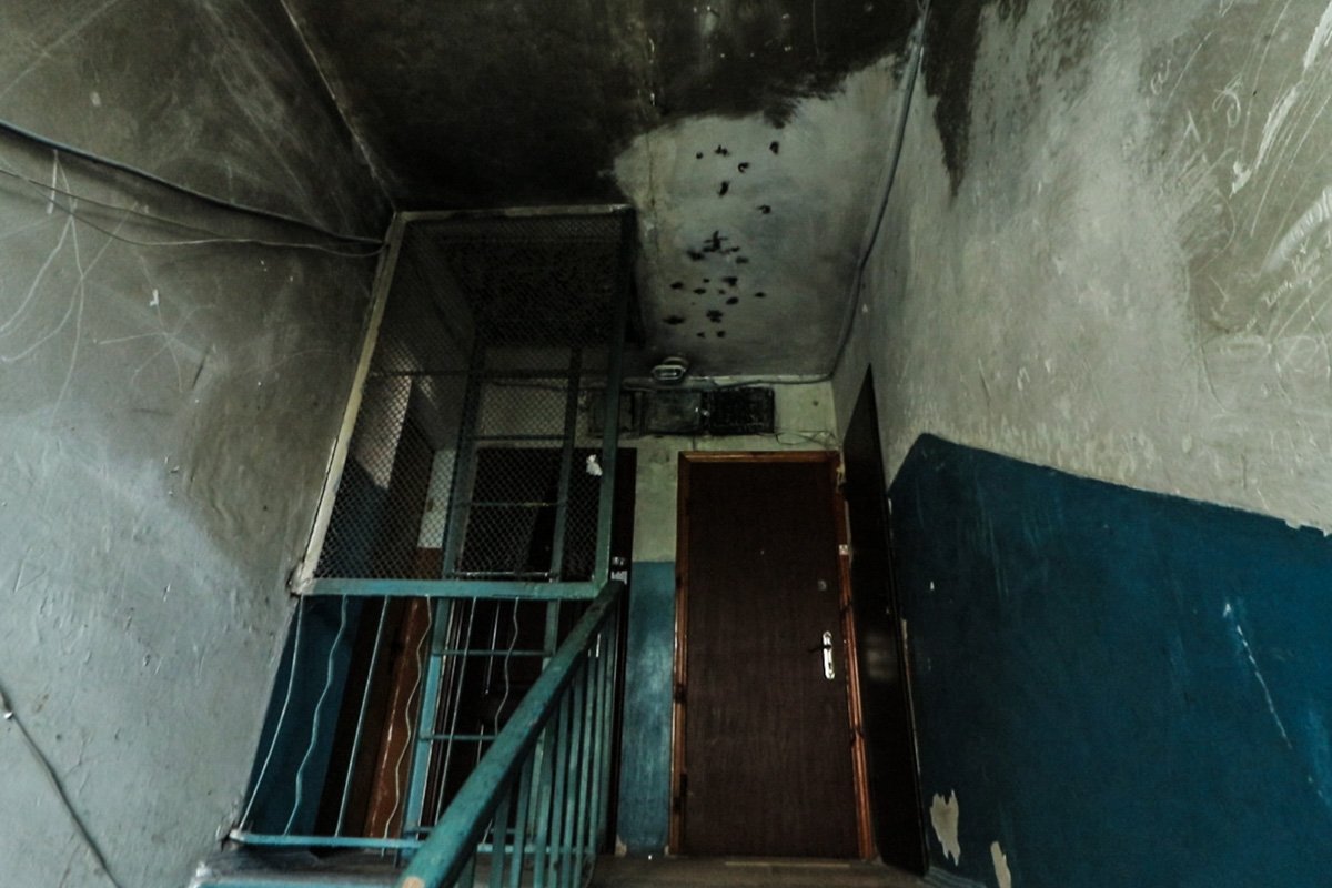 Из квартиры №30 (слева) исходит едкий трупный запах