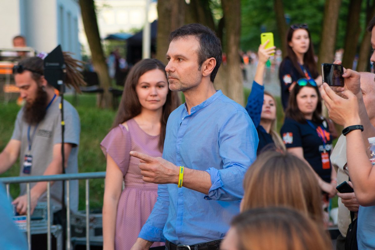 Мероприятие началось в 18:30 в холле Национального музея истории Украины