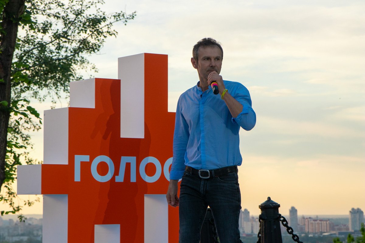 Сразу после этого Святослав Вакарчук и его приверженцы - другие кандидаты в депутаты от «Голоса», провели пресс-брифинг