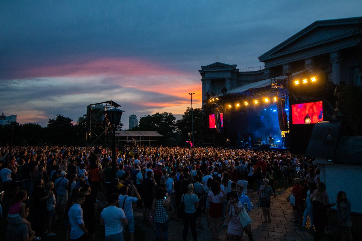 Собрались тысячи людей, то ли в ожидании концерта «Океана Эльзы», то ли потому что действительно решили поддержать Святослава