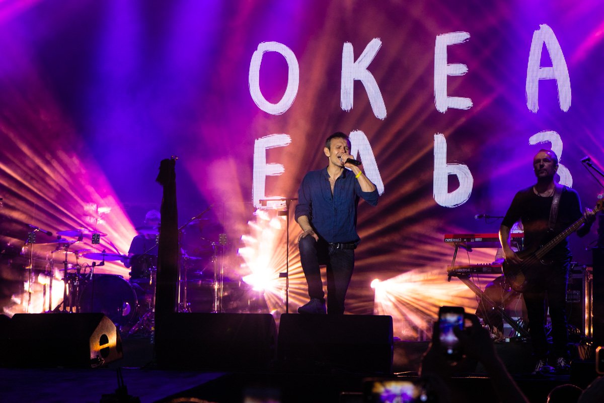 Когда исполнитель появился на сцене перед зрителями, все начали визжать и хлопать