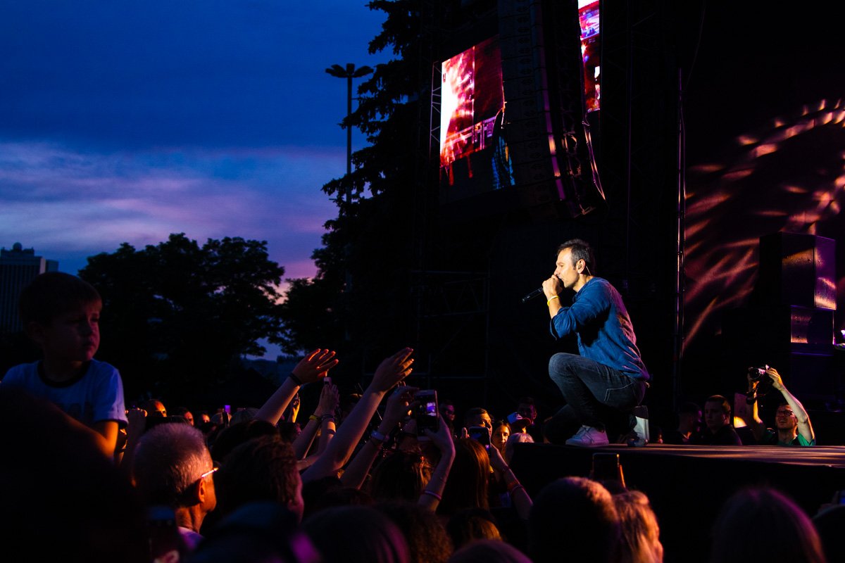 Услышав первые звуки любимых песен, народ стал подпевать, поднимать руки и скандировать