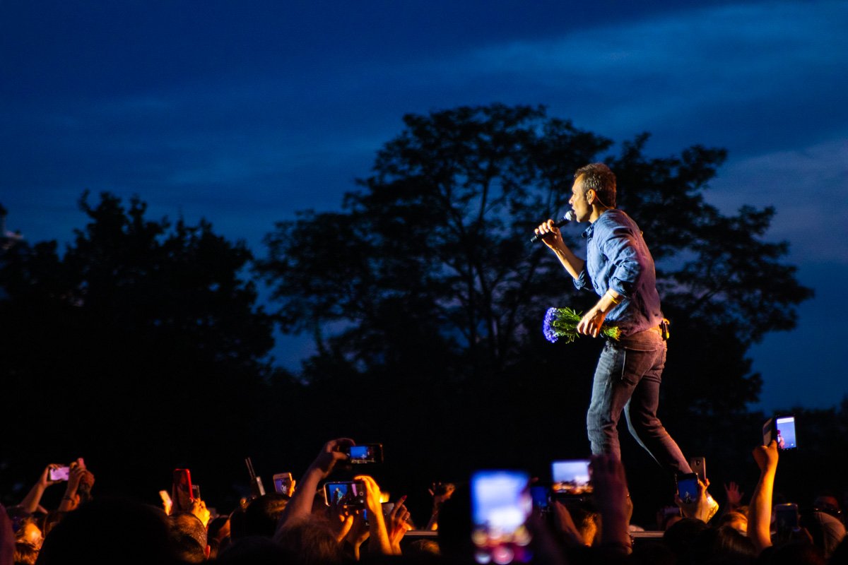 Святослав завершил торжественное мероприятие новой композицией