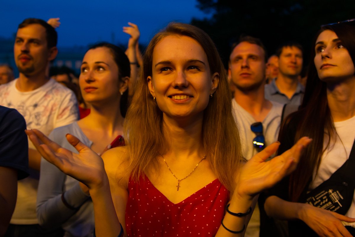 Святослав отметил, что не пытается таким образом подкупить избирателей, а просто хочет подарить всем хорошее настроение