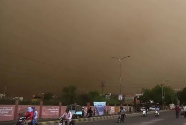 Масштабная пыльная буря пронеслась по Индии