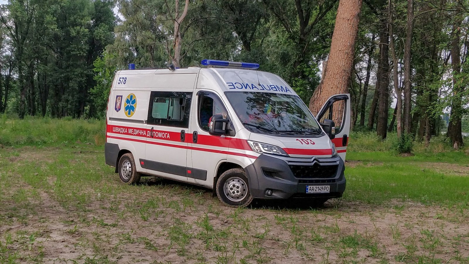 На месте происшествия работал экипаж патрульной полиции, "скорая" и следственно-оперативная группа. 