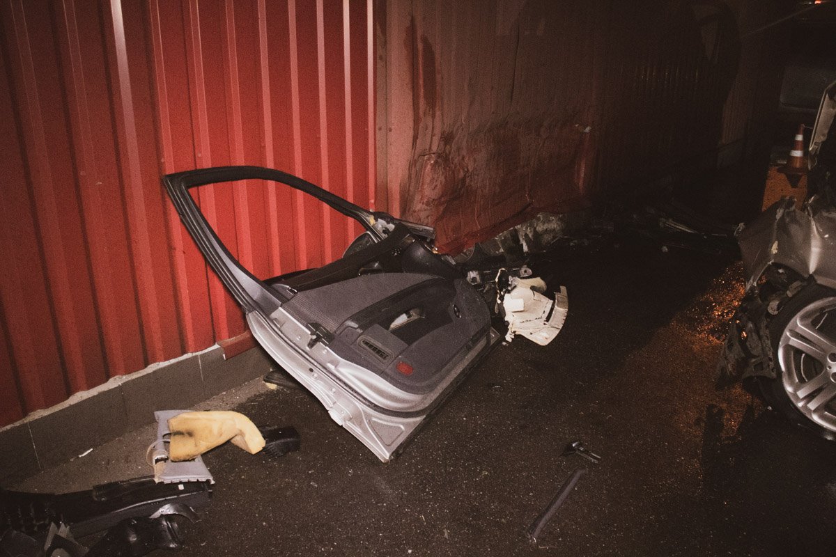 Водитель Mercedes не справился с управлением и на скорости влетел в пристройку