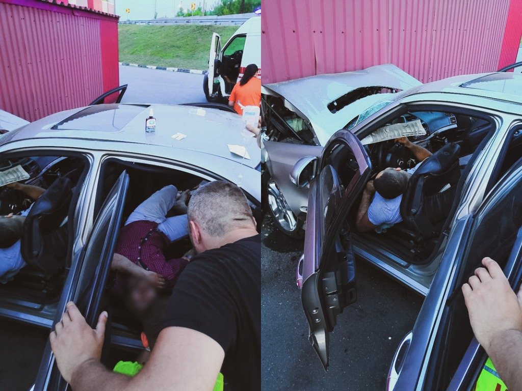 В результате произошедшего водитель умер на месте. Пассажиры седана также серьезно пострадали