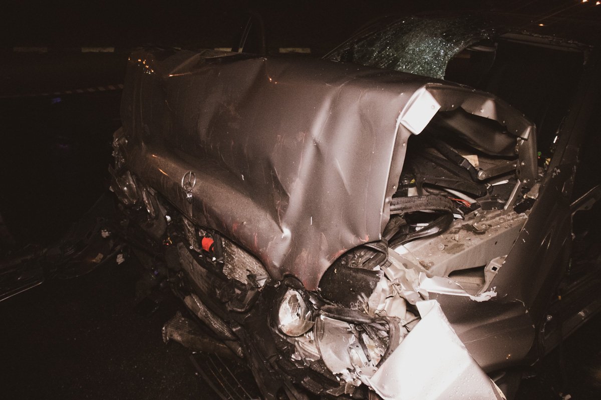 Автомобиль получил очень серьезные повреждения в передней части