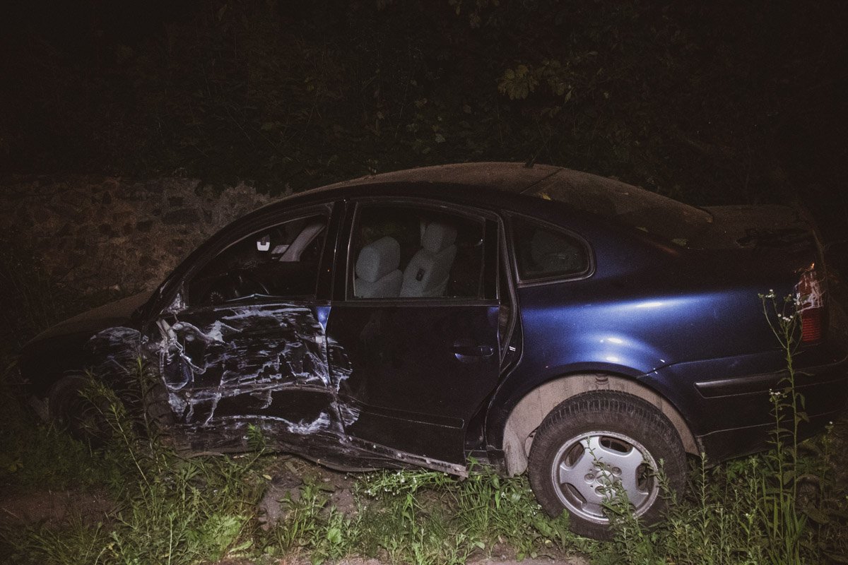 Volkseagen вылетел на обочину, по пути зацепив электростолб и обесточив часть улицы