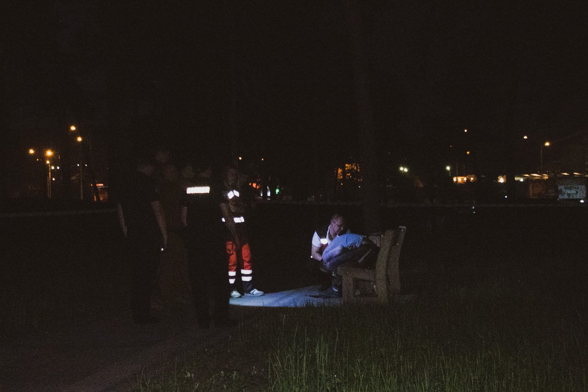 Тело нашли лежащим на лавочке ночные сторожа