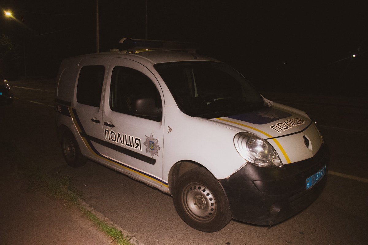 На место происшествия прибыла следственно-оперативная группа и два экипажа патрульной полиции