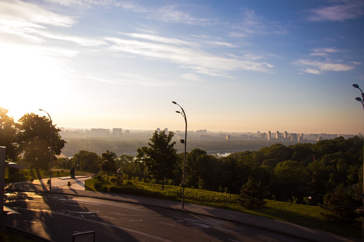 Над Арсенальной и ее окрестностями восходит солнце Над Арсенальной и ее окрестностями восходит солнце