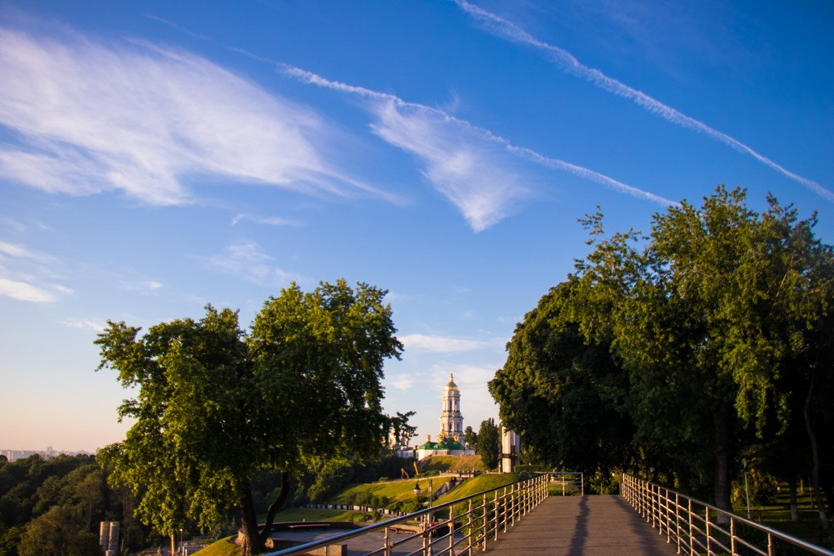 Вместе с ним словно просыпается от ночного сна и все вокруг - деревья как будто разом стали зеленее Вместе с ним словно просыпается от ночного сна и все вокруг - деревья как будто разом стали зеленее