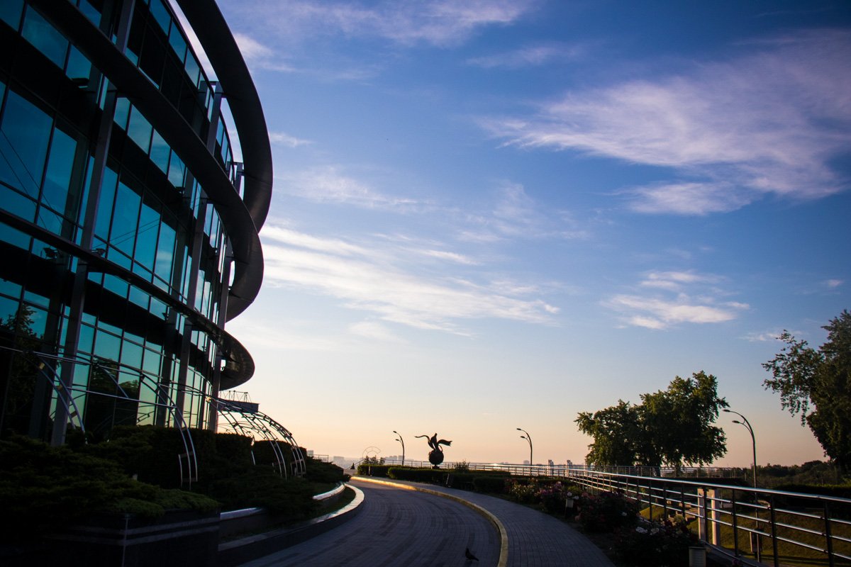 На контрасте затененные места выглядят еще более темными и сонными. Но и это скоро пройдет На контрасте затененные места выглядят еще более темными и сонными. Но и это скоро пройдет