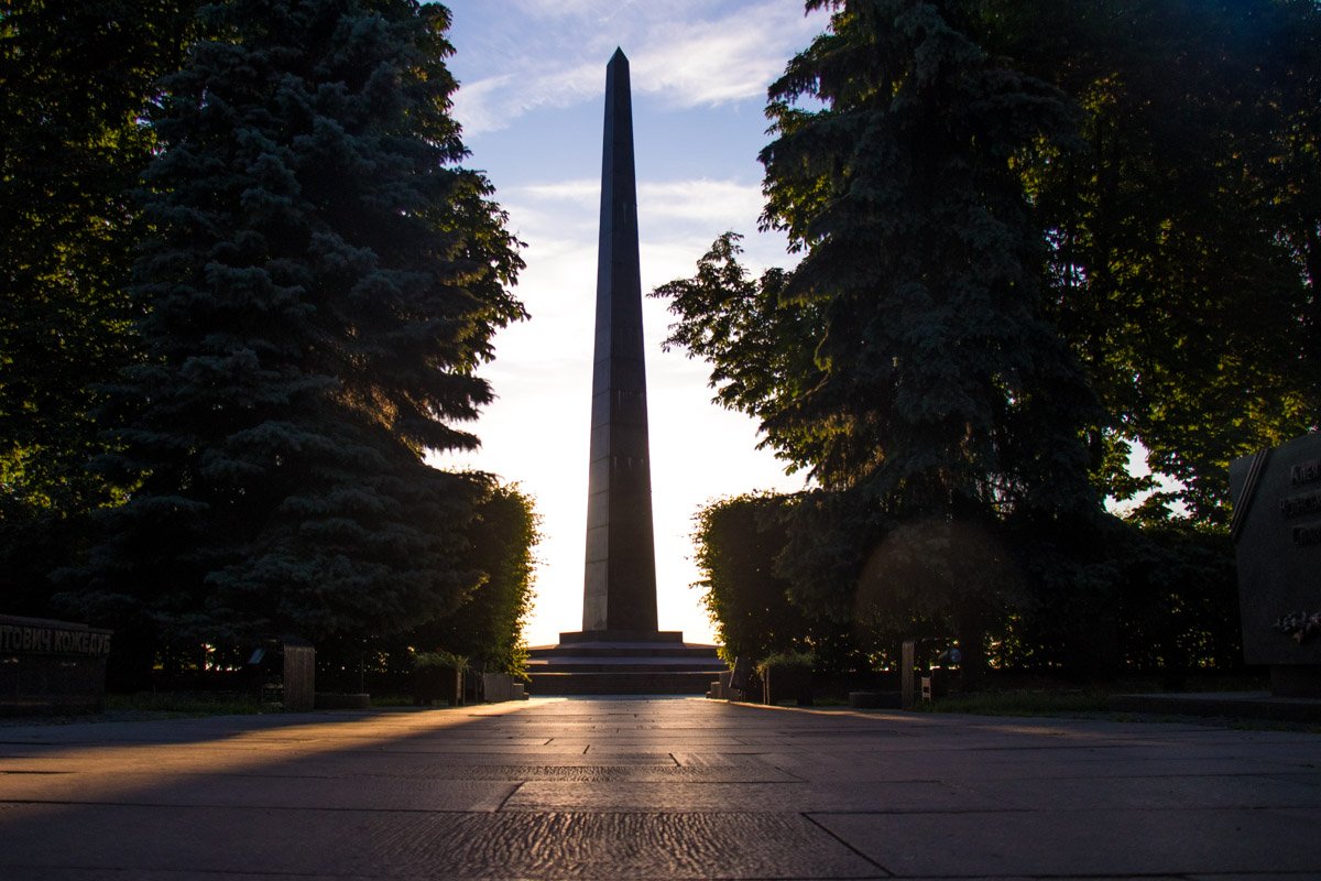 Как всегда величаво возвышается стелла в Парке Вечной Славы Как всегда величаво возвышается стелла в Парке Вечной Славы