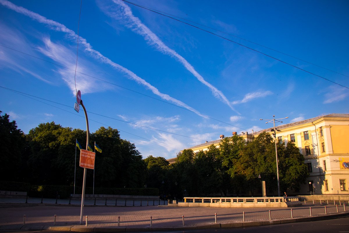 А еще на Арсенальной город как-то незаметно и плавно вступает в свои права. Просто вдруг - раз!, и появились первые дома из-за крон деревьев А еще на Арсенальной город как-то незаметно и плавно вступает в свои права. Просто вдруг - раз!, и появились первые дома из-за крон деревьев