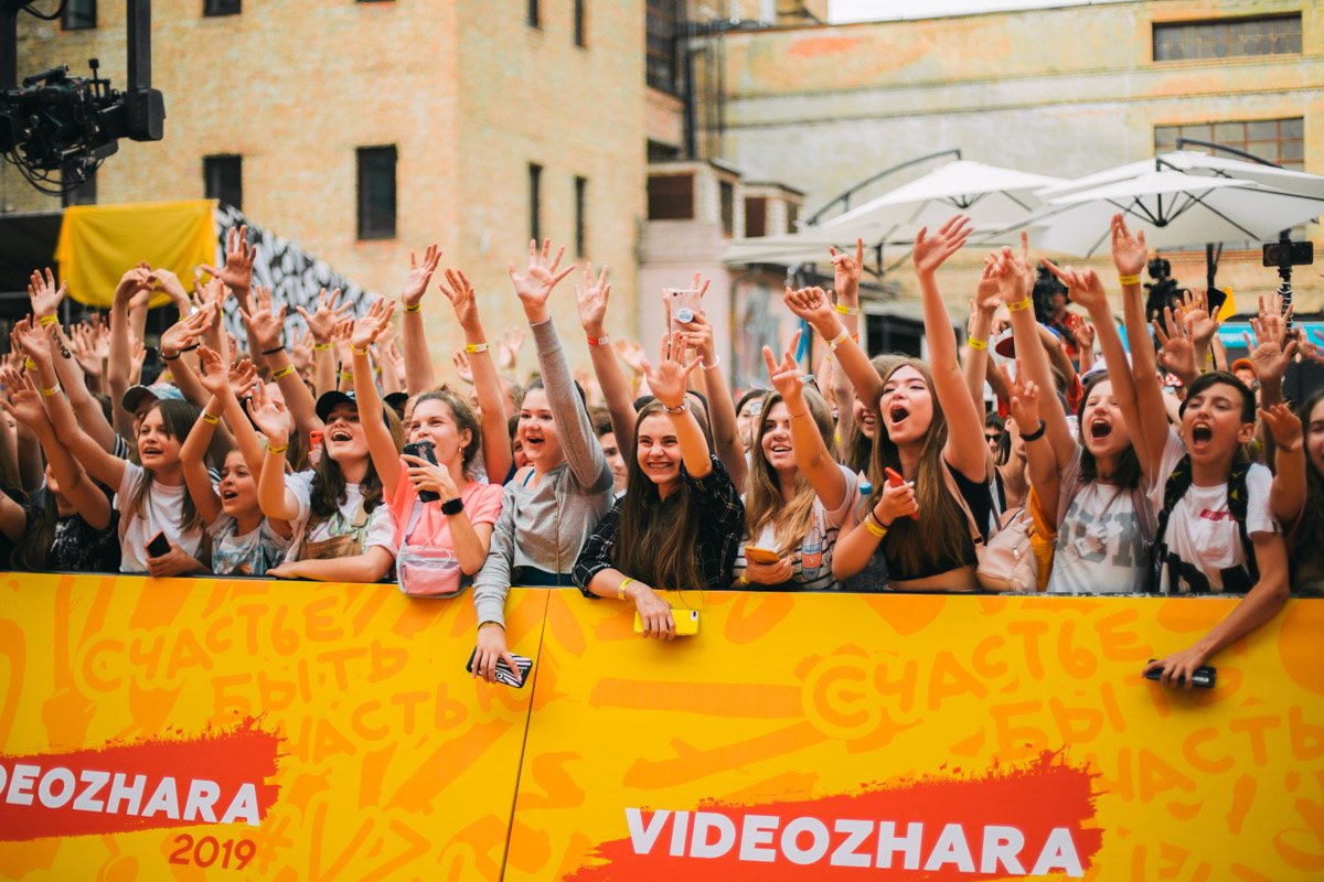 Фанаты в ожидании главных звезд ивента - блогеров! Фанаты в ожидании главных звезд ивента - блогеров!