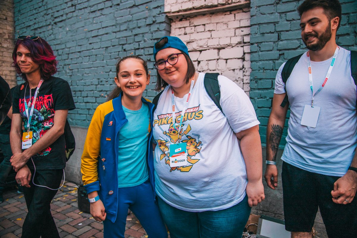 Сфоткаться с любимым блогером просто на ВидеоЖаре. На фото: фанатка вместе с Таней Клочко Сфоткаться с любимым блогером просто на ВидеоЖаре. На фото: фанатка вместе с Таней Клочко