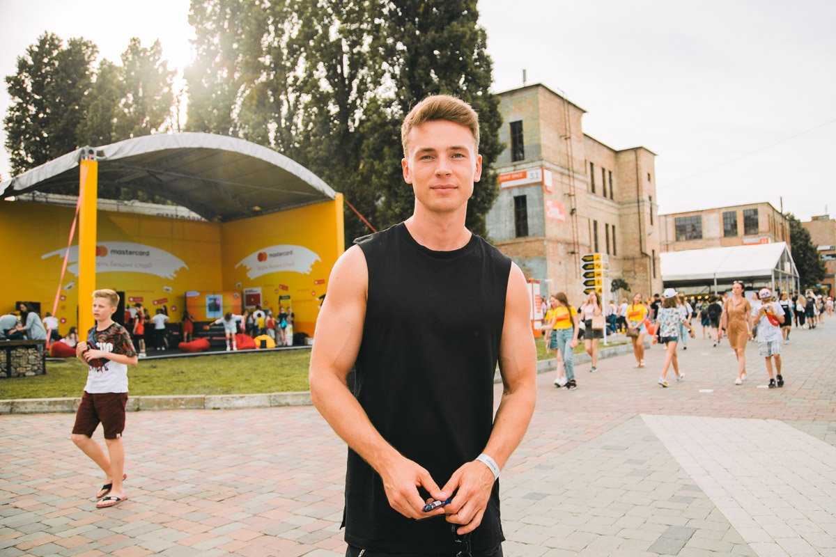 Просто рядом с тобой ходит звезда "Киев днем и ночью" - Богдан @bushe8 Просто рядом с тобой ходит звезда "Киев днем и ночью" - Богдан @bushe8