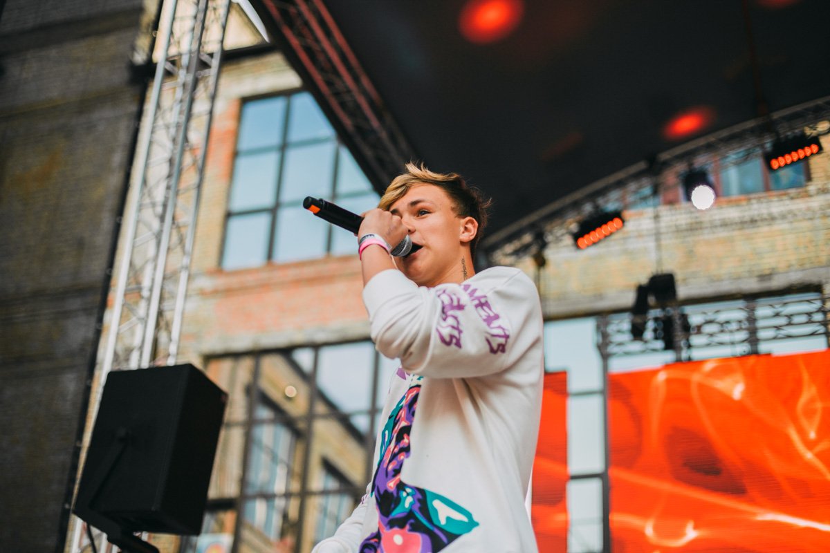 Саша Миненок чувствовал себя на сцене очень уверенно, чем покорил еще больше сердец Саша Миненок чувствовал себя на сцене очень уверенно, чем покорил еще больше сердец