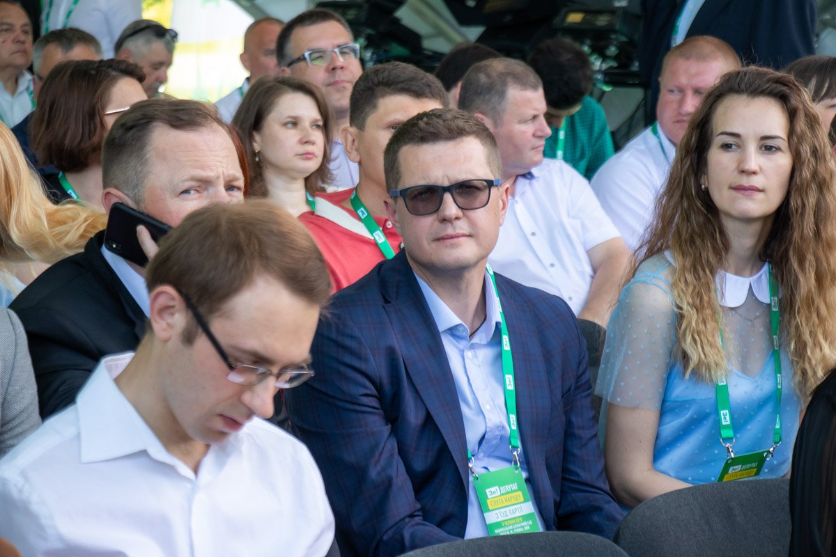 На съезде в качестве гостя присутствовал первый заместитель главы СБУ и друг детства Зеленского Иван Баканов 