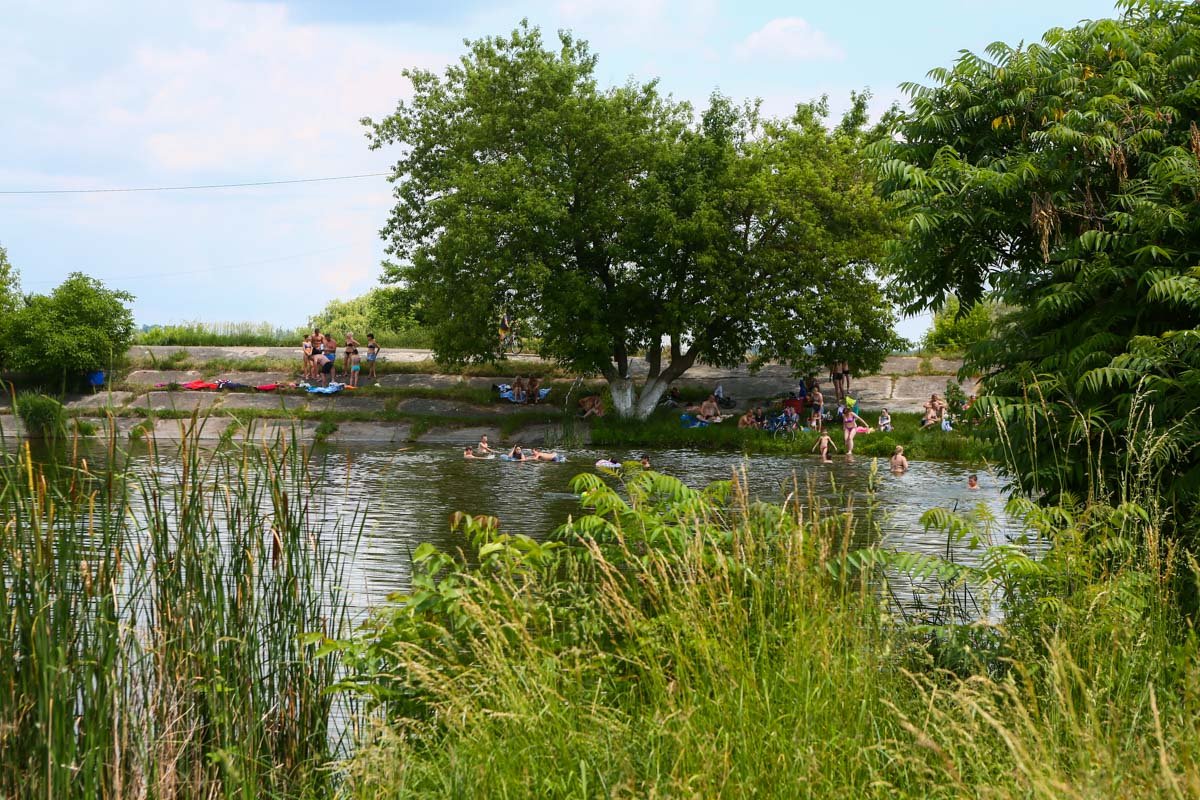 В селе Тарасовка парень отдыхал с друзьями на берегу озера, решил искупаться и пропал