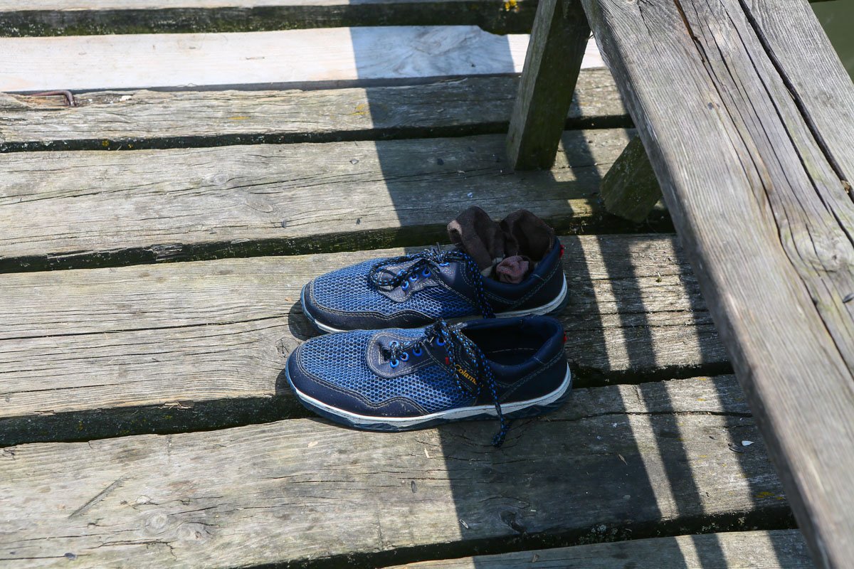 На одном из причалов под лавочкой стояли его кроссовки