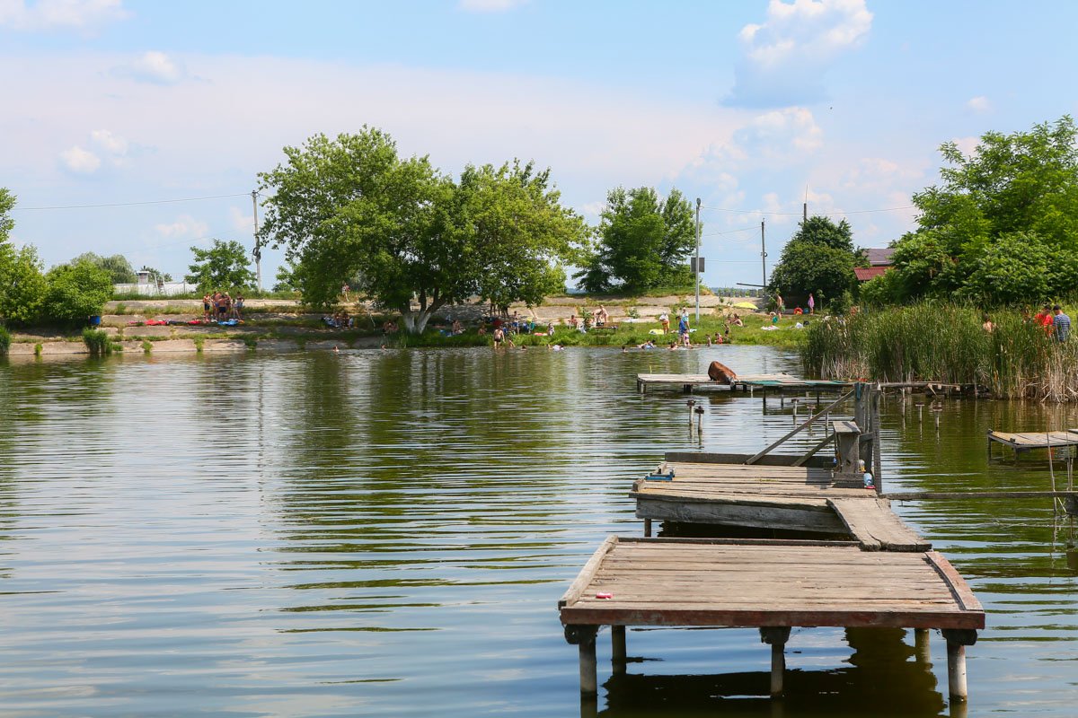 К озеру прибыли спасатели и нашли на дне, на расстоянии 15 метров от берега, тело парня