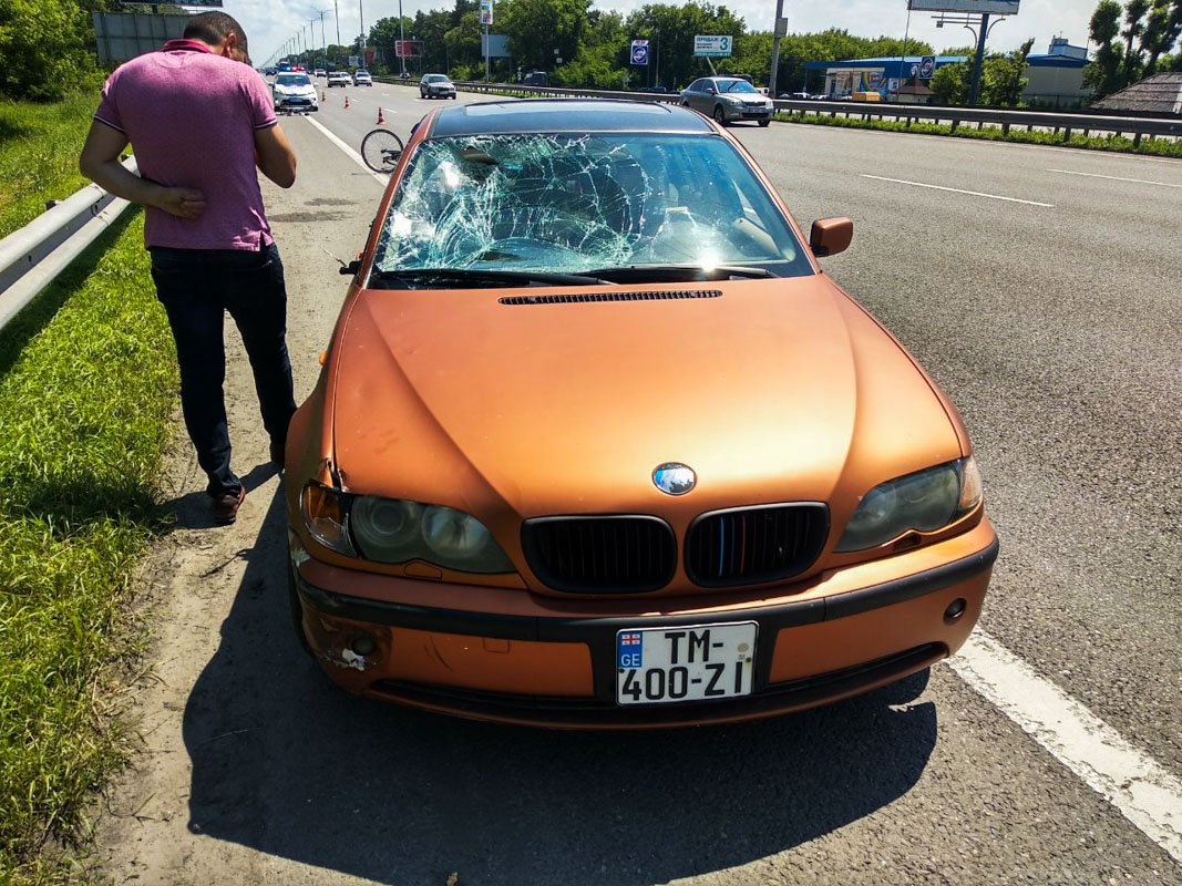 Автомобиль BMW сбил двоих велосипедистов