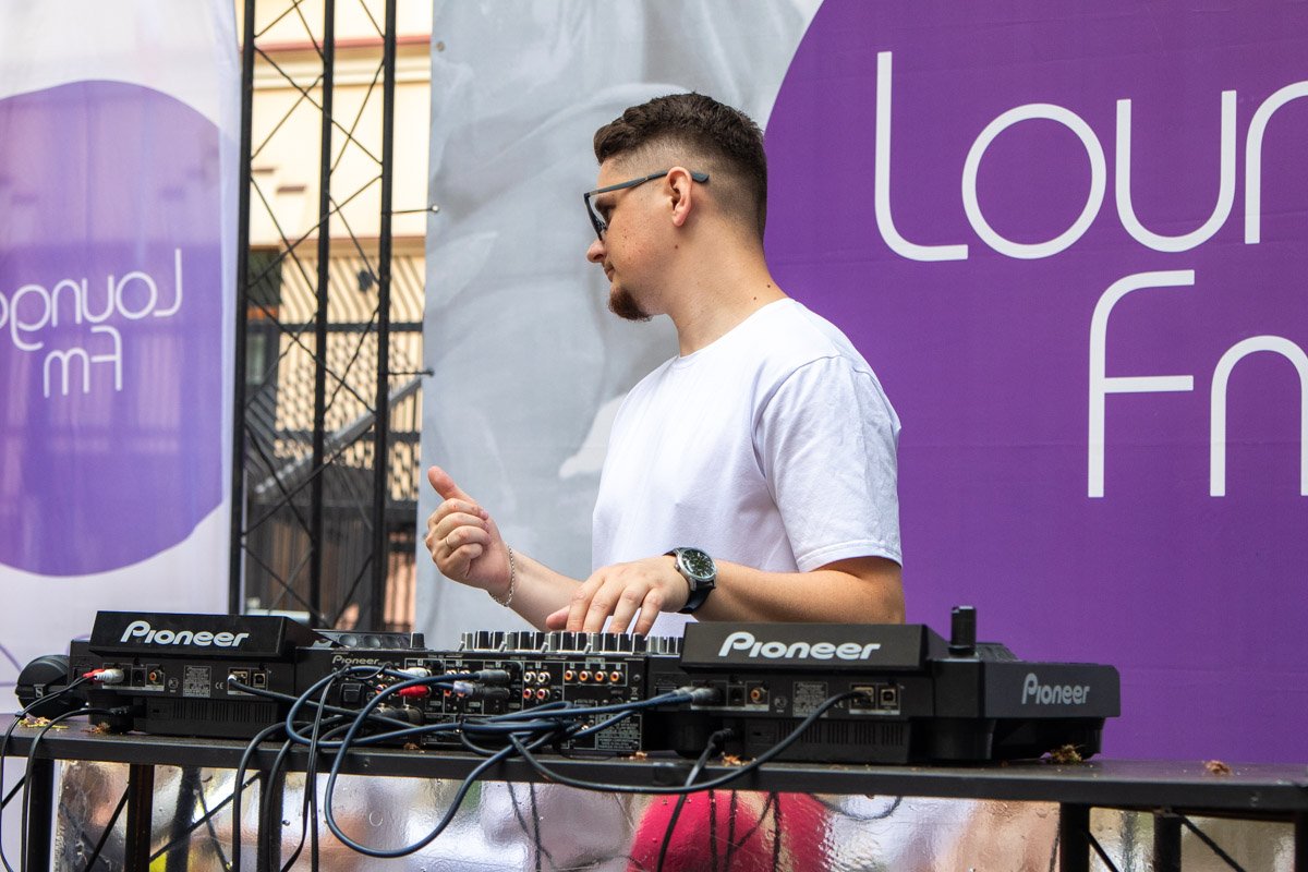 На сцене фестиваля публику развлекали множество музыкантов На сцене фестиваля публику развлекали множество музыкантов