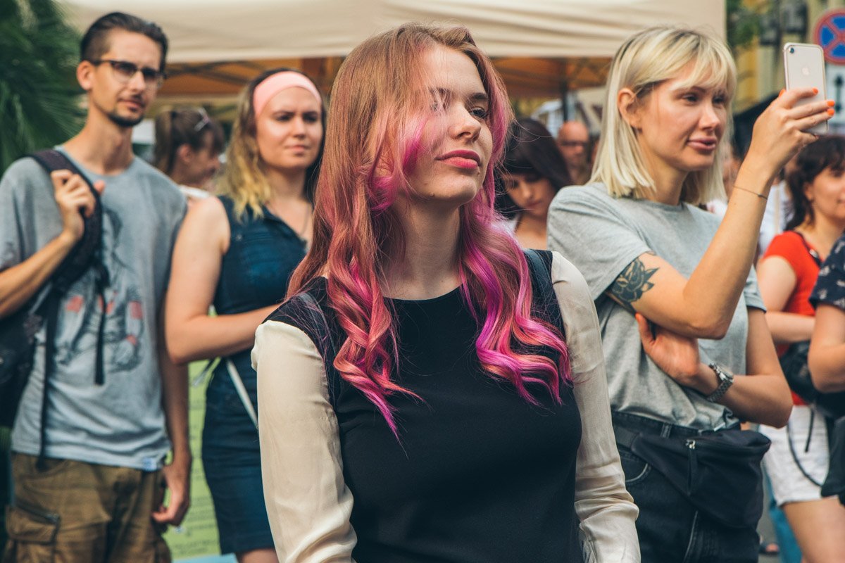 Красивая девушка наслаждается чудесной музыкой и прекрасным фестивалем Красивая девушка наслаждается чудесной музыкой и прекрасным фестивалем