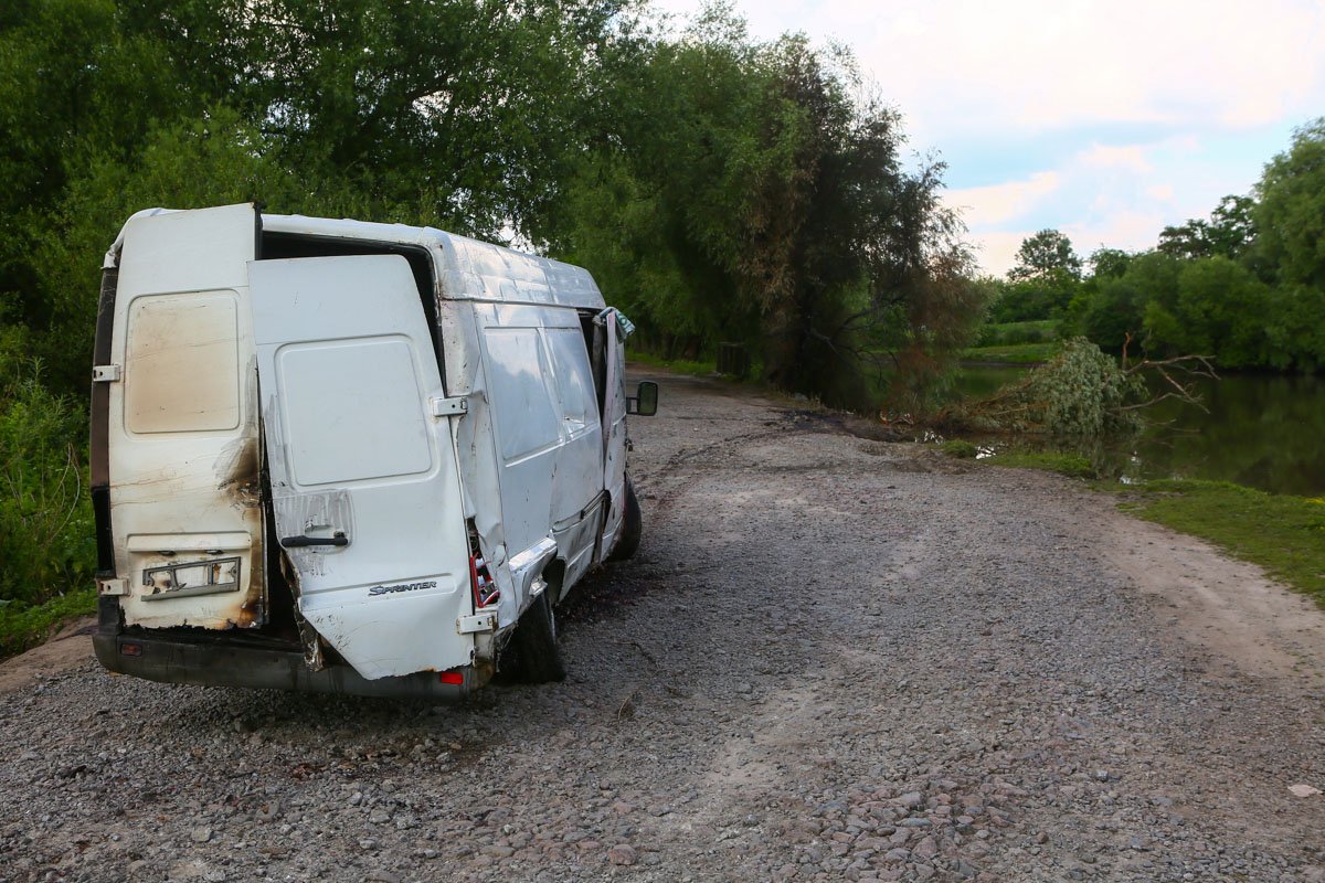 По неизвестным причинам автомобиль вылетел с дороги и опрокинулся в озеро