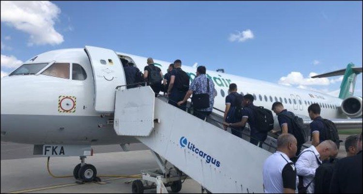 Сборная Люксембурга по футболу прилетела во Львов из Вильнюса на неисправном самолете