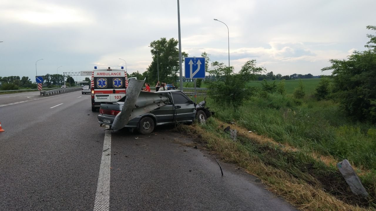 Под Киевом ВАЗ наткнулся на отбойник Под Киевом ВАЗ наткнулся на отбойник