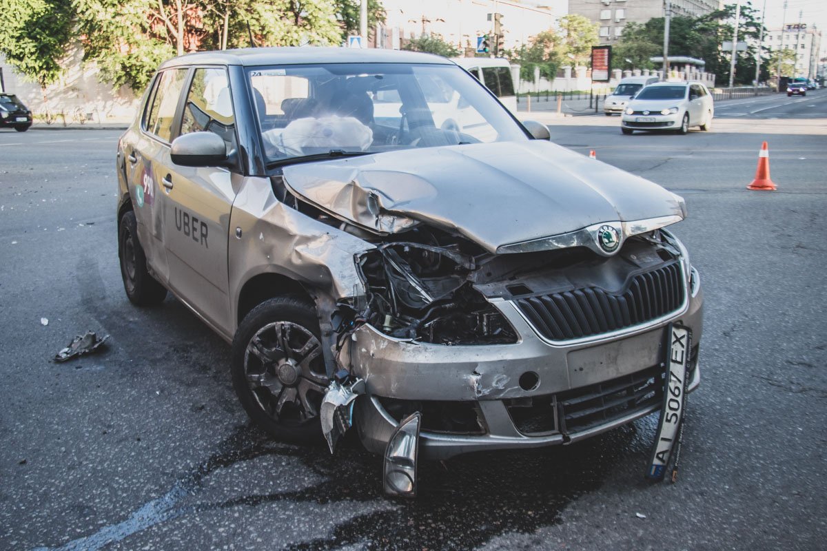 На пересечении улиц Жилянской и Льва Толстого столкнулись автомобили Volkswagen Golf и Skoda Fabia службы такси Uber