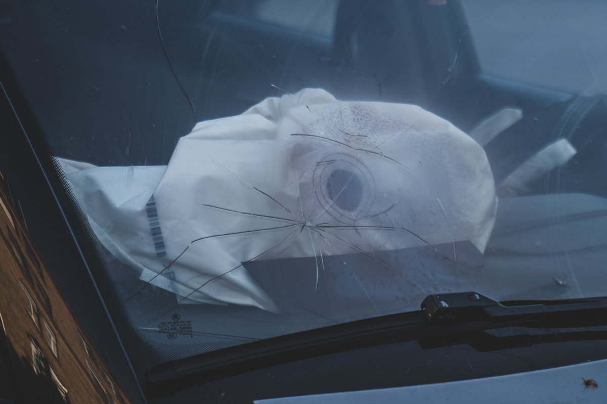 Оба водителя утверждают, что двигались на зеленый сигнал светофора