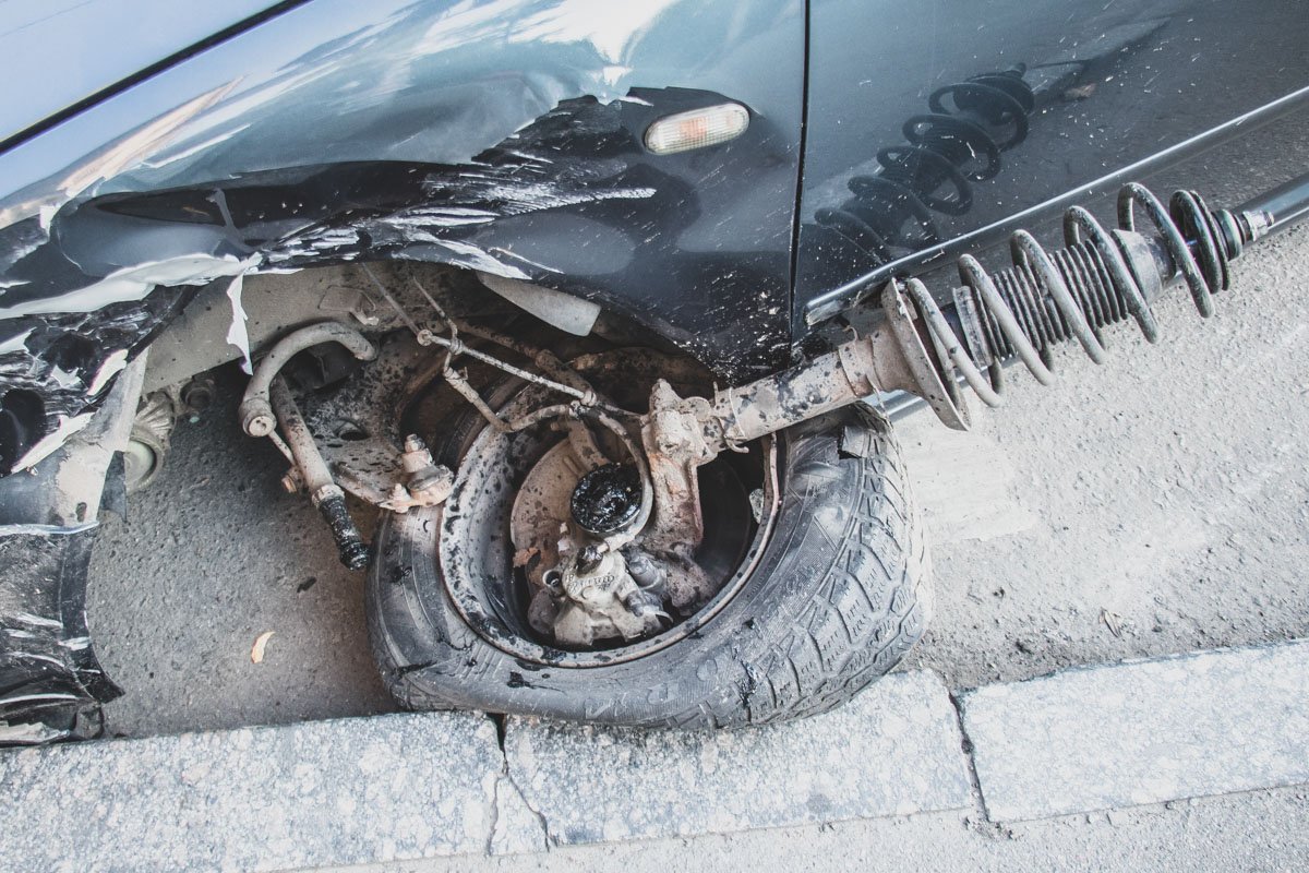 У Volkswagen Golf разбита левая часть, а переднее левое колесо со стойкой буквально вырвало наружу