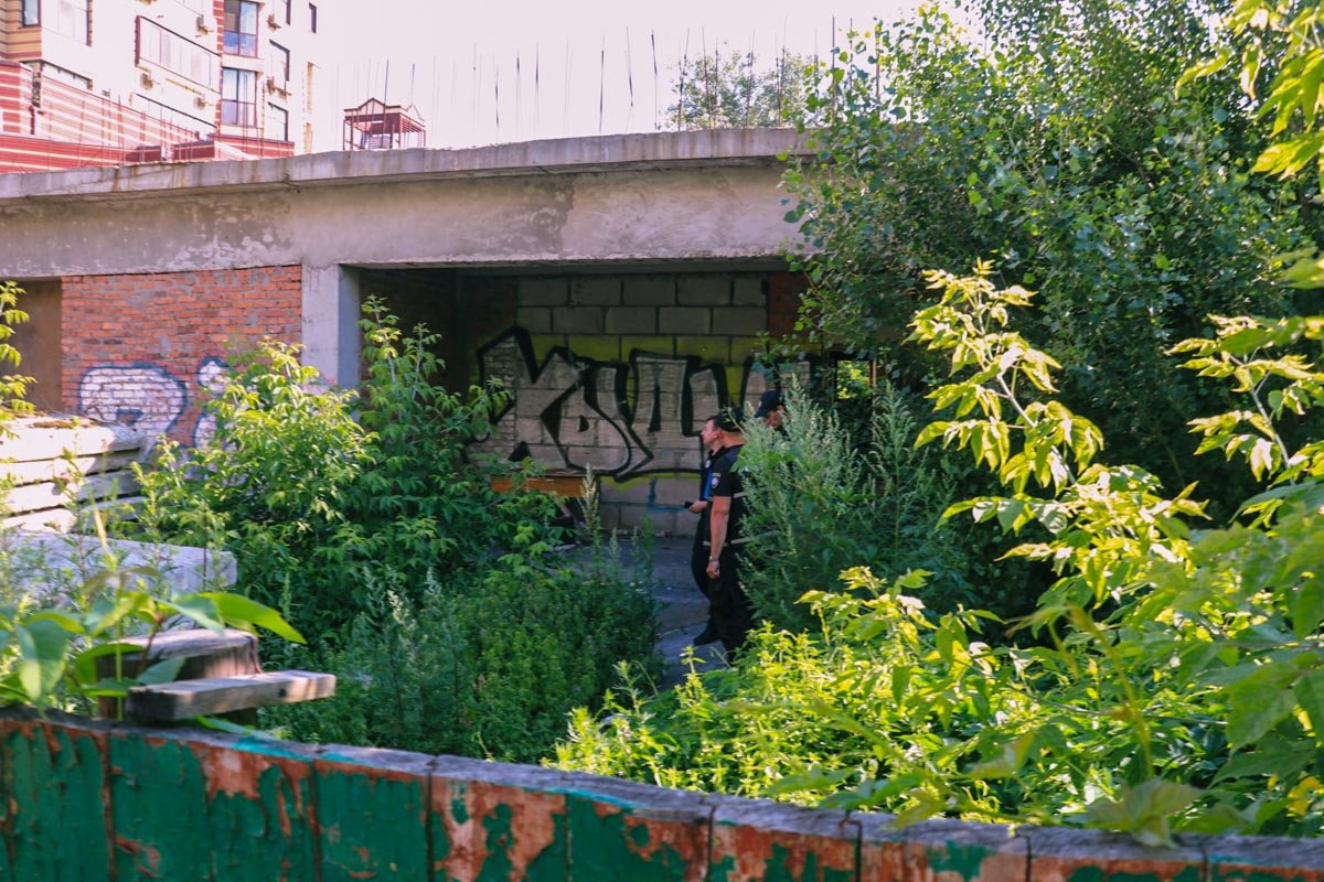 В Киеве недалеко от дома по адресу улица Соломенская, 15 обнаружили труп мужчины В Киеве недалеко от дома по адресу улица Соломенская, 15 обнаружили труп мужчины