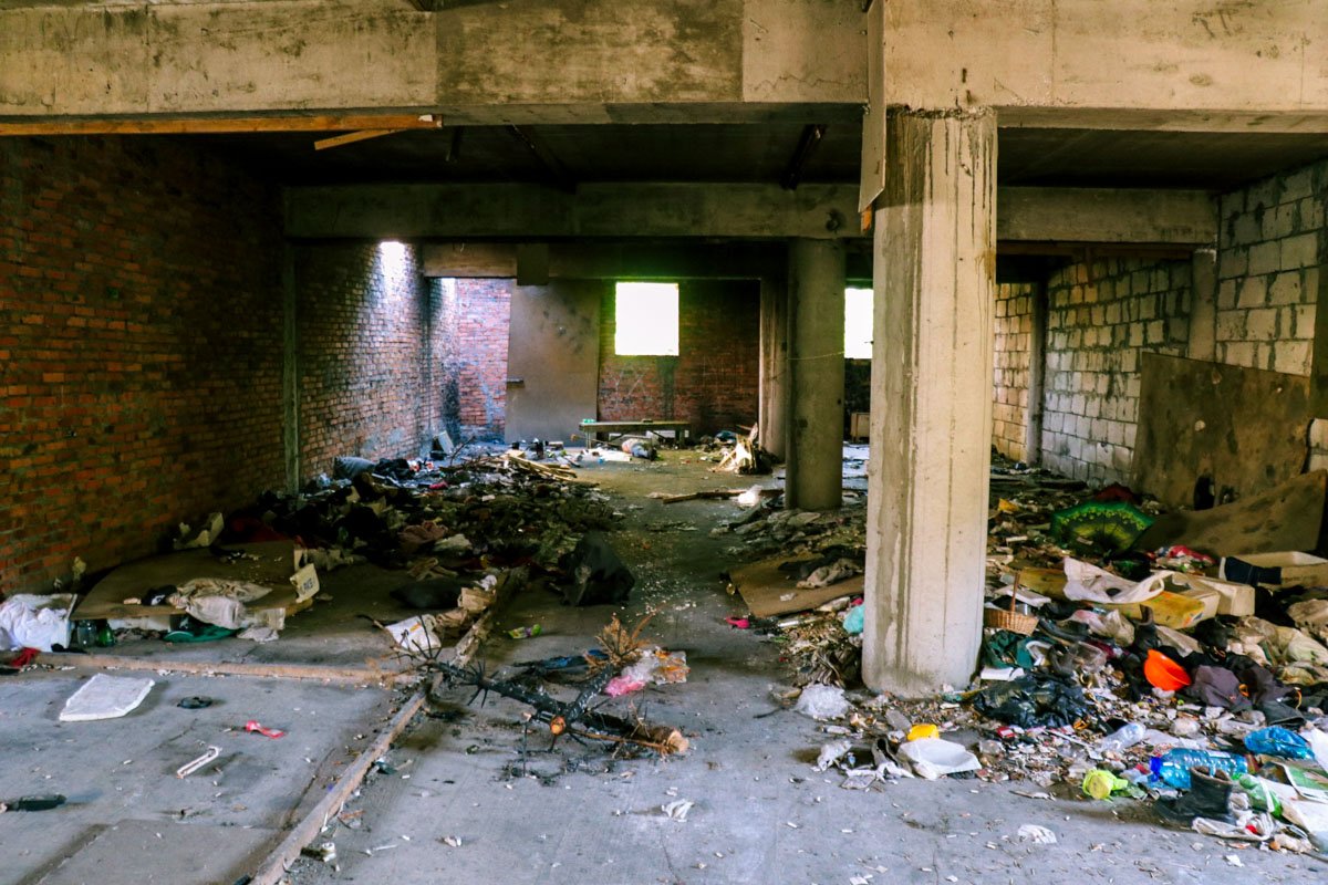 Тело лежало внутри недостроенного заброшенного здания Тело лежало внутри недостроенного заброшенного здания